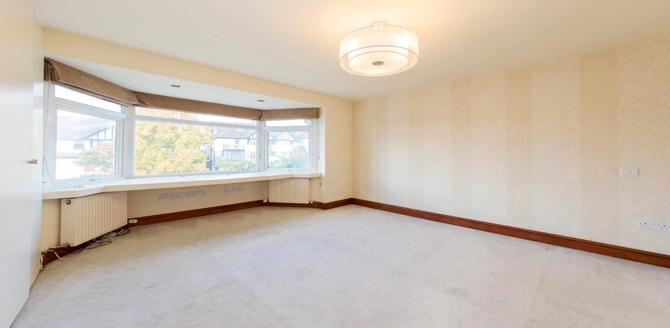 			5 BEDROOMS, 3 BATHROOMS, 5 Bedroom, 1 bath, 1 reception House			 Ridge Hill, GOLDERS GREEN